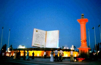 ruhnama-book_statue